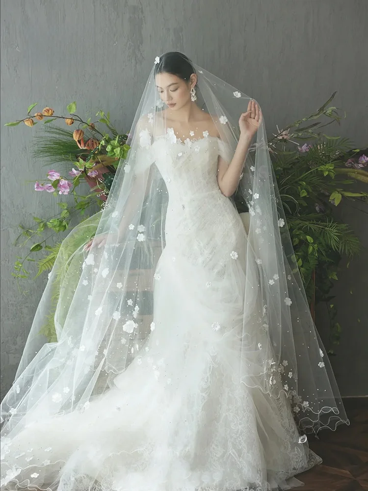 acessorio-de-noiva-tiara-floral-para-vestido-de-noiva-com-adornos-elaborados-cauda-de-tule-macia-elegante-decorada-com-pe