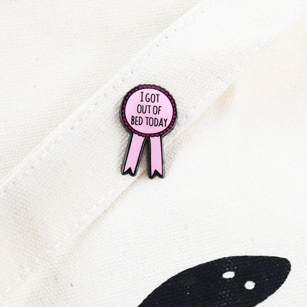 دبوس المينا بالجائزة الوردية اللطيفة ، لقد خرجت من السرير اليوم شارة ، عمل مضحك ، مجوهرات فكاهة