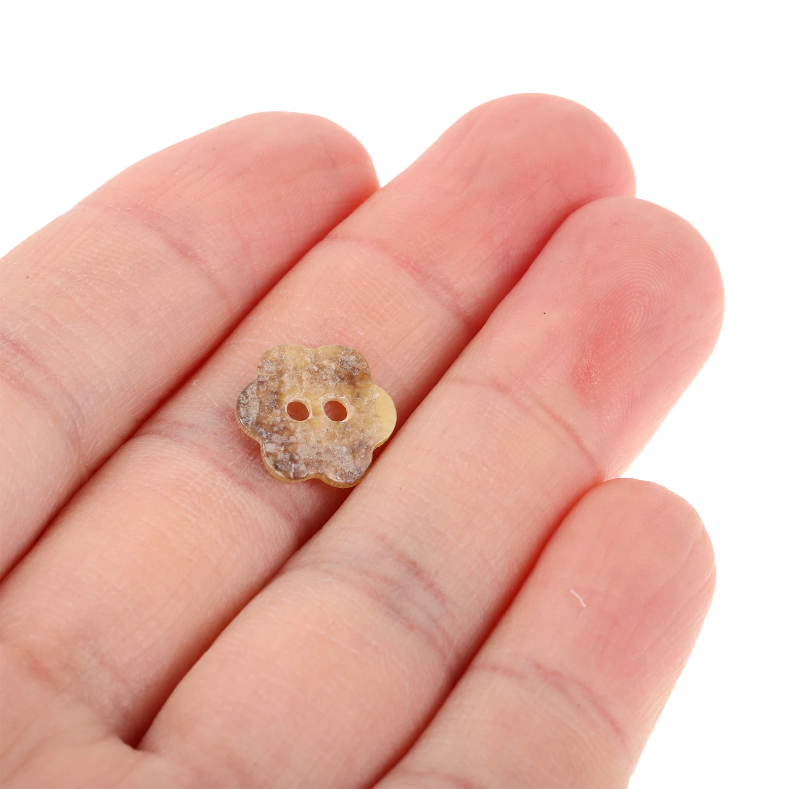 

20Pcs Unique Flower Shaped Buttons Elegant 2 Hole Replacement for Clothes Sewing Crafting Flat Plastic Natural Button