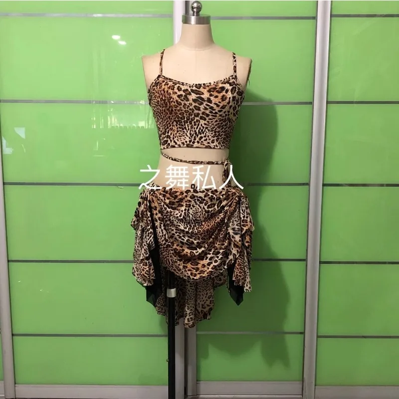 op maat gemaakt buikdanskostuum luipaardprint hemdje trainingspak met rugband uitgeholde heupsjaal rok afneembare oren