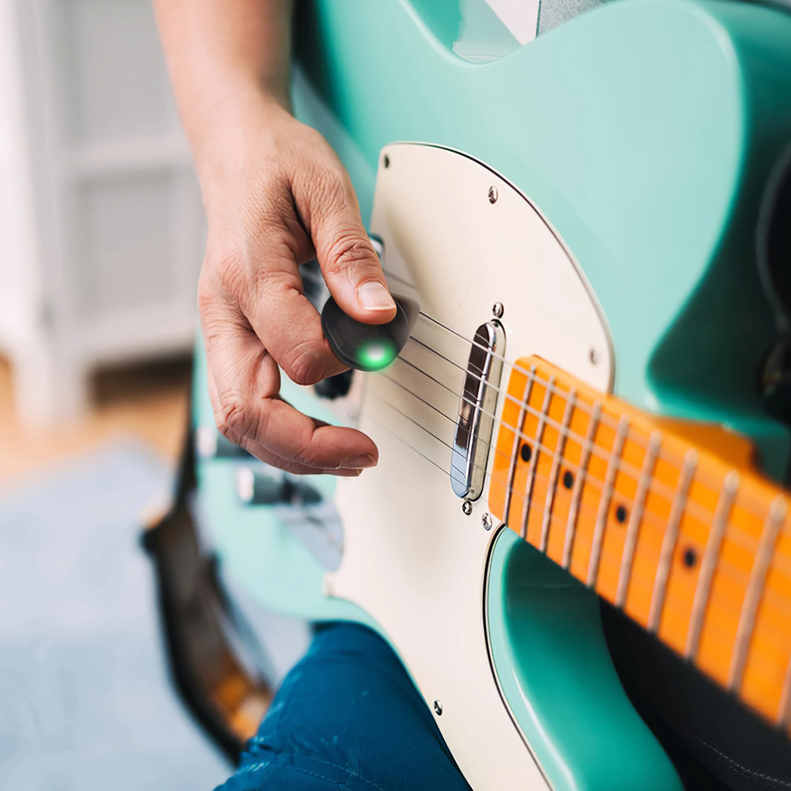 2 Stück leuchtende LED-Gitarrenplektren mittlerer Dicke für alle Gitarrentypen, leuchtende Performance bei schwachem Licht, ideales Geschenk für Musiker