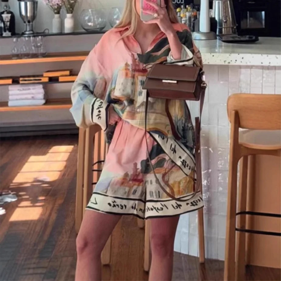 

Fashion Printed Two Piece Set Loose Lapel Single Bretted Long Sleeve Shirt Elastic Waist Shorts Set Spring New Commuter Set