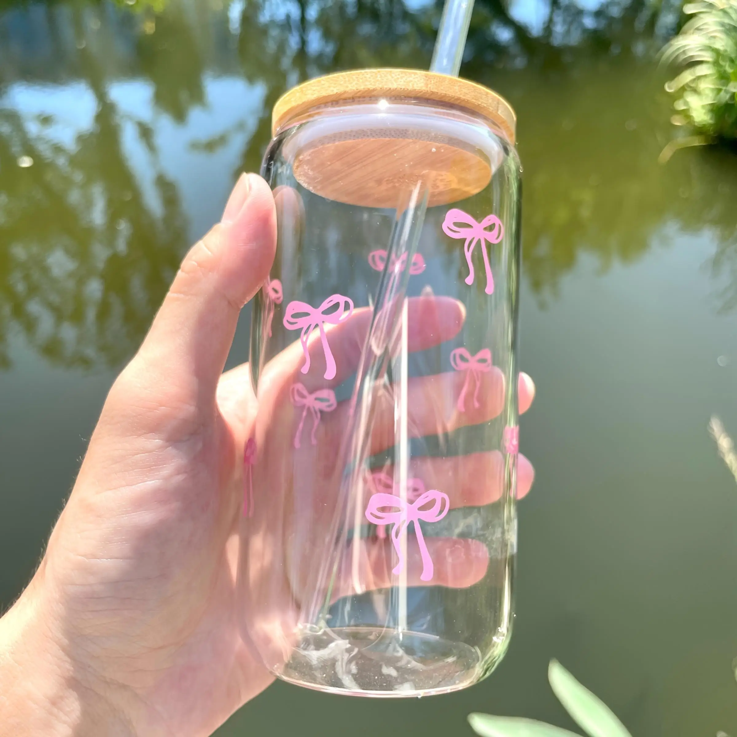 Lindo vaso de cristal con nudo de mariposa con tapa y pajita de bambú, regalo de cumpleaños, patrón de bebida fría, regalo navideño, 500 ml/16,9 oz