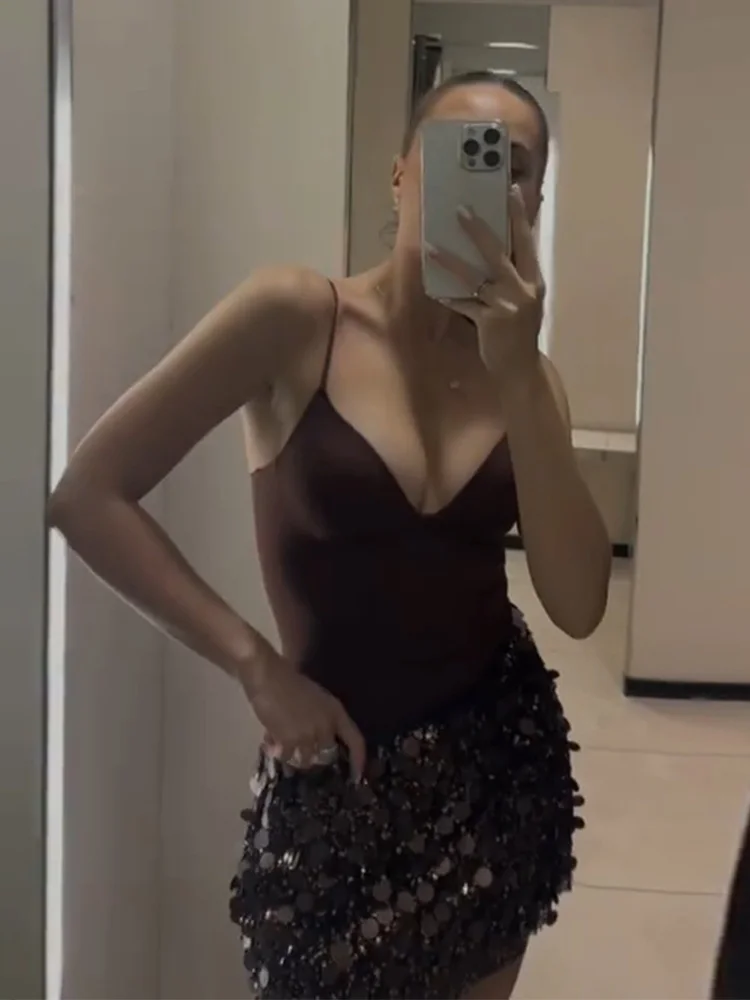 فستان حفلات قصير مثير مزين بالترتر للنساء بكتف واحد ورقبة على شكل حرف v فساتين سهرة بطيات للسيدات على الموضة حزمة الورك الصلبة رداء سيدة