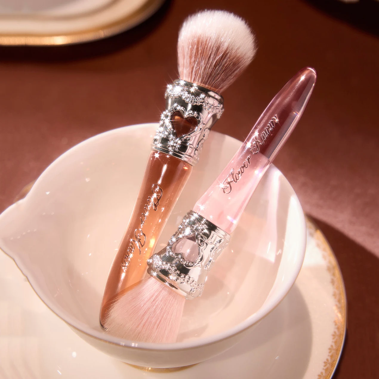 フラワーノーズ スウィーティーベア ラウンドブラッシュブラシ ソフトふわふわメイクブラシ パウダー＆ブラッシュ用 プロフェッショナルフェイスチークブラシ