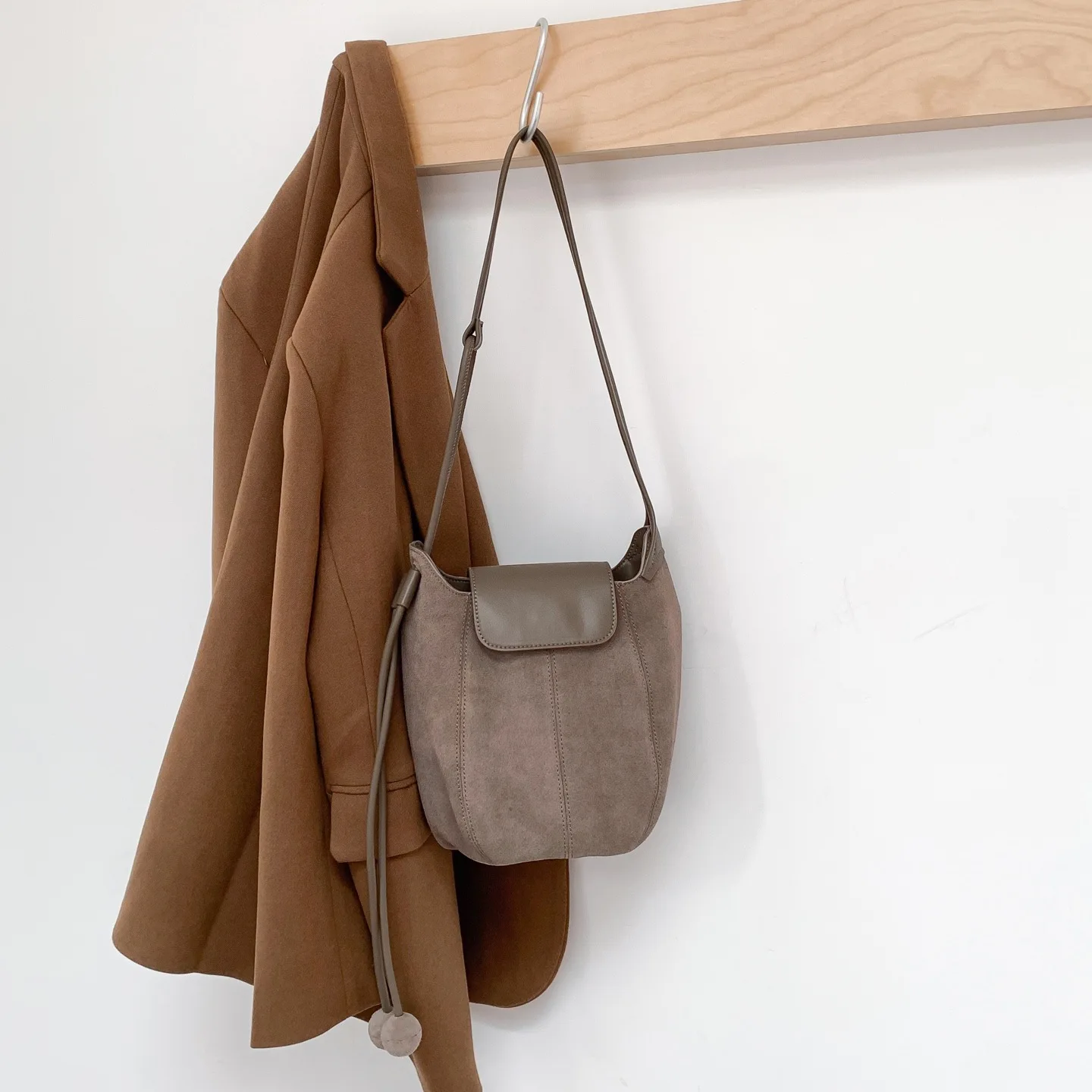 

Горячая замшевая сумка для тыквы. Особенности шикарного с напуском профиля для универсального ношения плеч или через плечо.