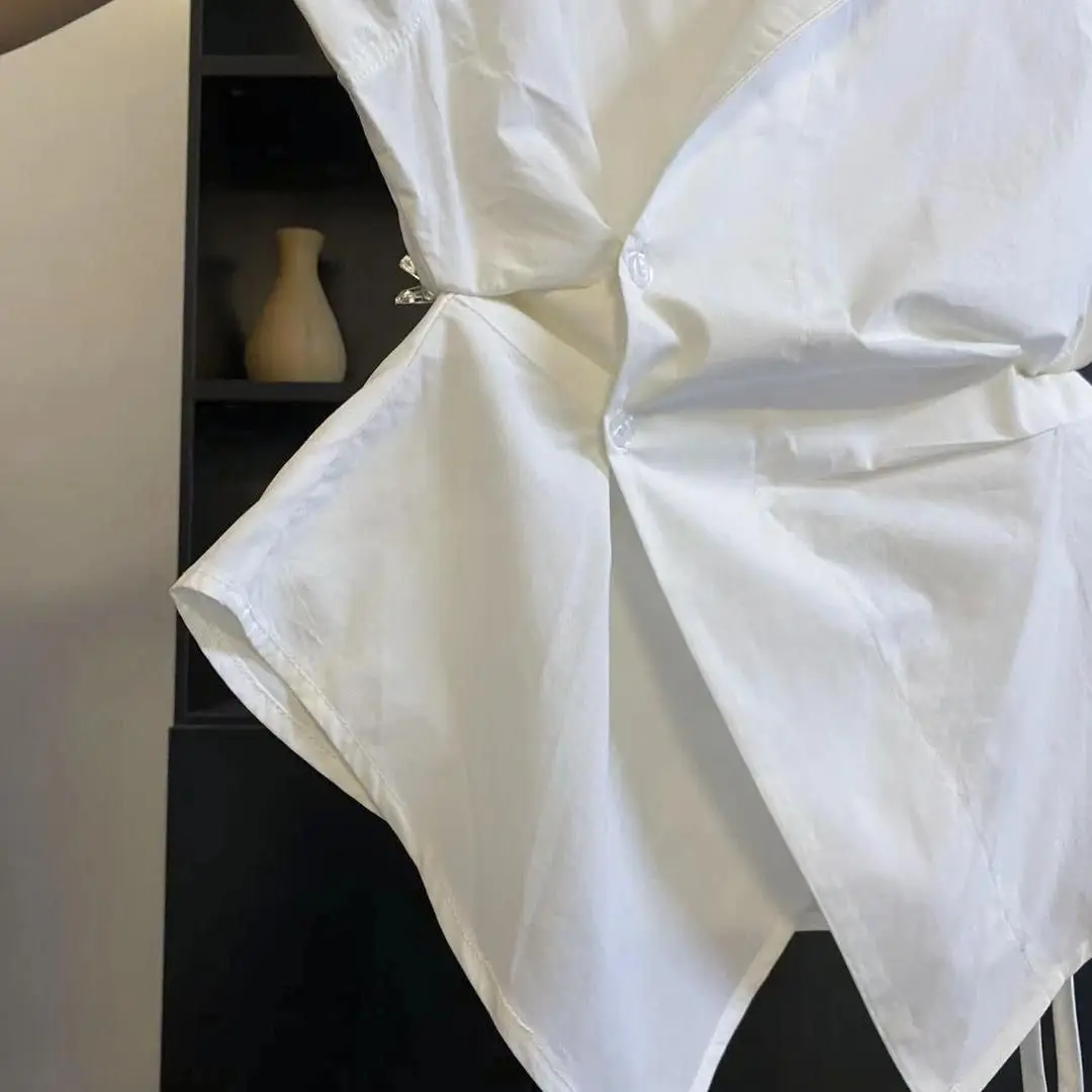 قميص نسائي صيفي جديد بياقة بولو بدون أكمام على الطراز الكوري، تصميم أنيق وعصري بلون واحد مع إغلاق بالأزرار