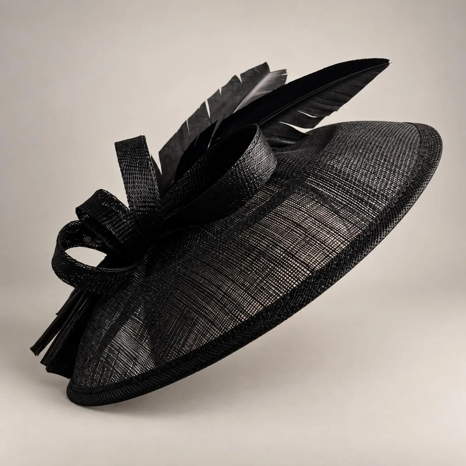 elegante-cappello-da-festa-in-garza-per-donna-con-tesa-strutturata-decorazione-a-fiocco-e-piume-copricapo-lucido-per-il-derby-il-giorno-del-giardino-ed-eventi
