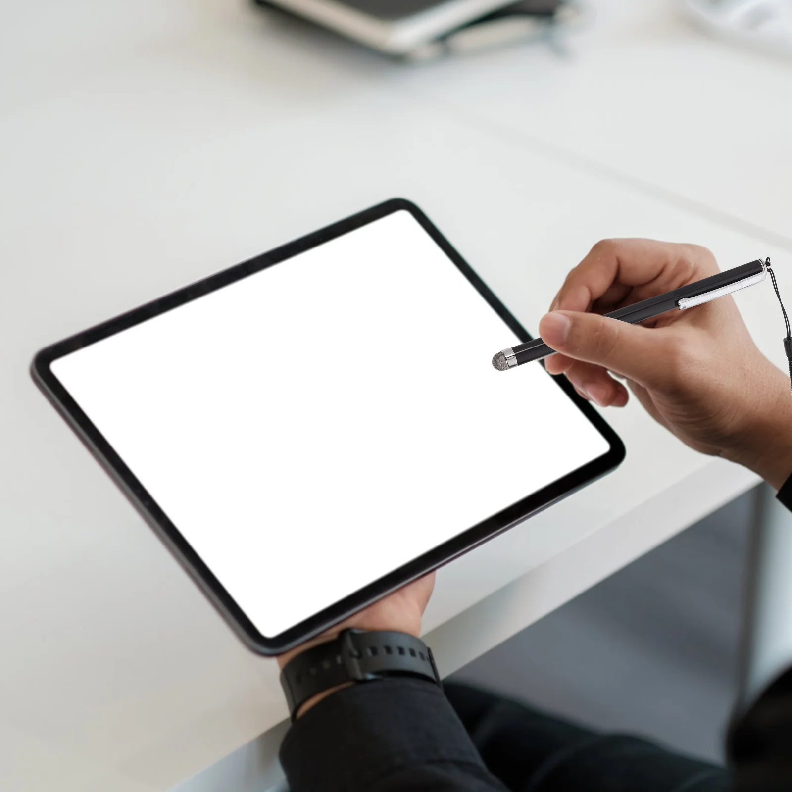 قلم ستايلس تفاعلي لشاشات اللمس، حامل أدوات رسم دقيق للكتابة، لمسة نهائية سوداء أنيقة، بناء متين