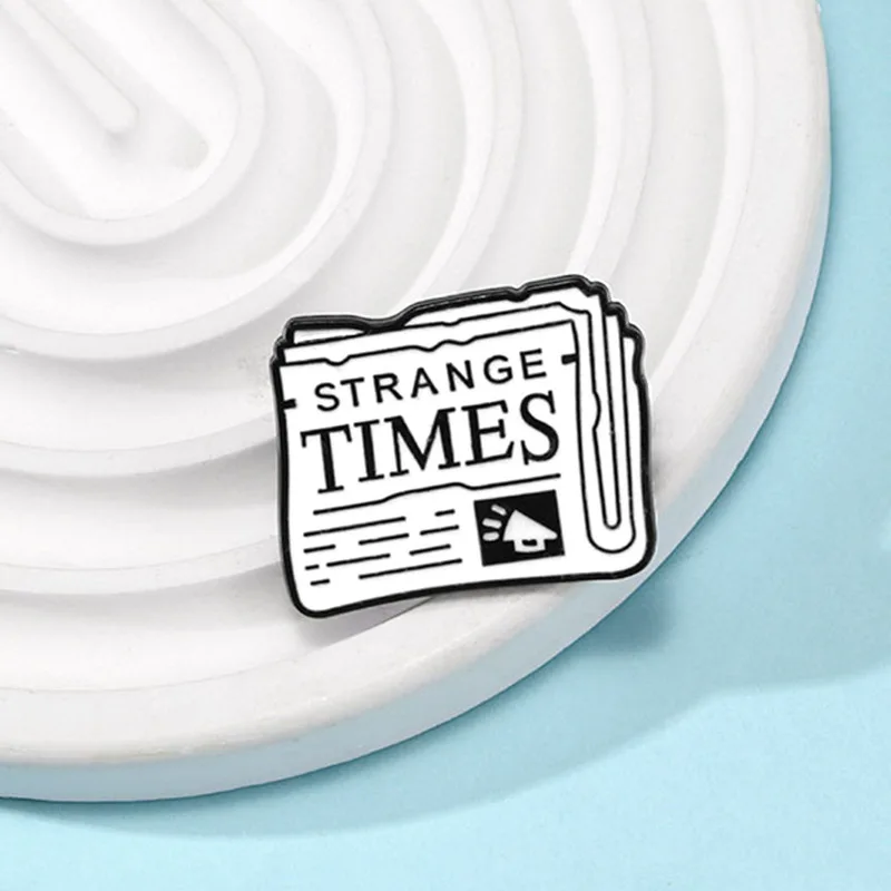 New Hot Selling Letter Newspaper Design Brooches Fashion Commute Badges Enamel Drop Oil Alloy Pins DIY Clothing Bags Hat T-shirt