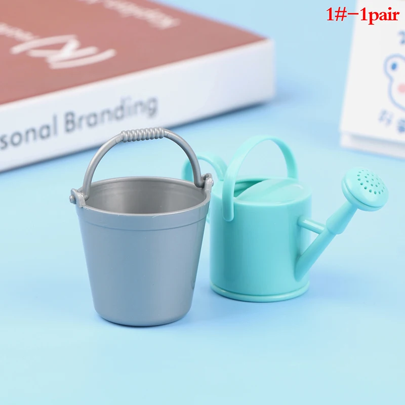 2 قطعة/المجموعة دمية بلاستيكية مصغرة دلو مسقاة نموذج سقي النبات أداة ديكور حديقة المنزل لعبة طفل أثاث صغير #1