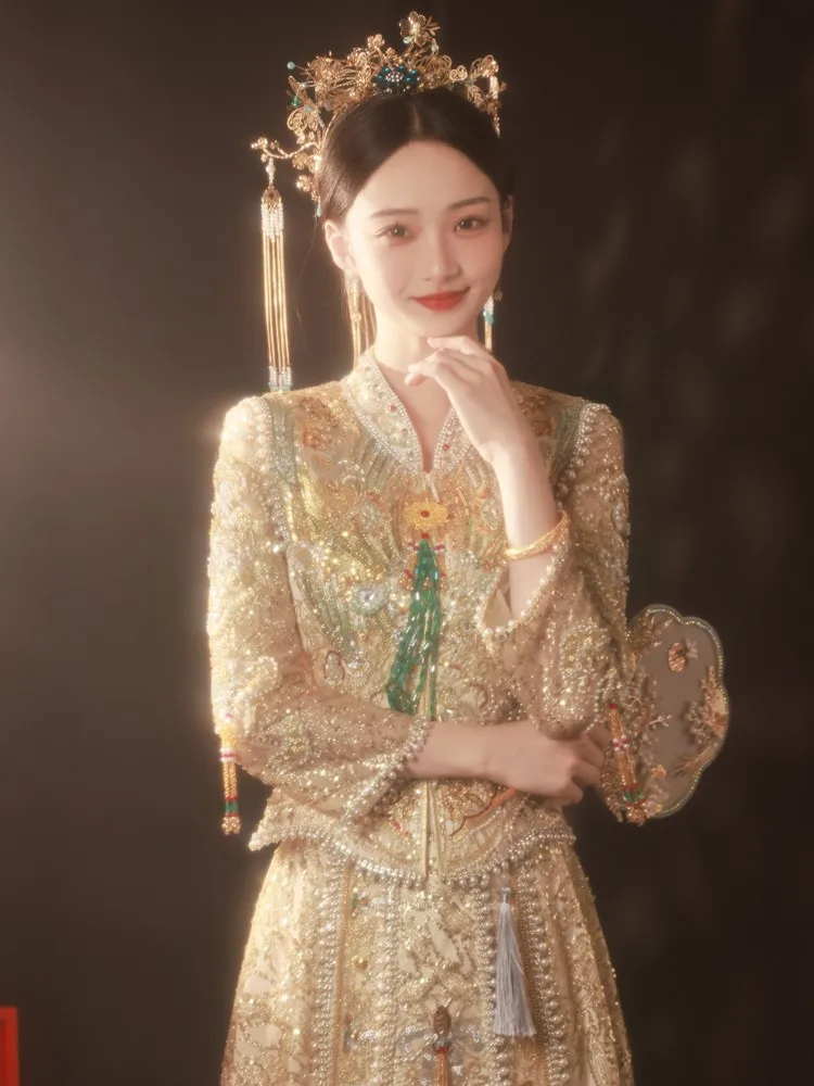 

The new champagne-colored heavy knot Chinese-style clothing is presented