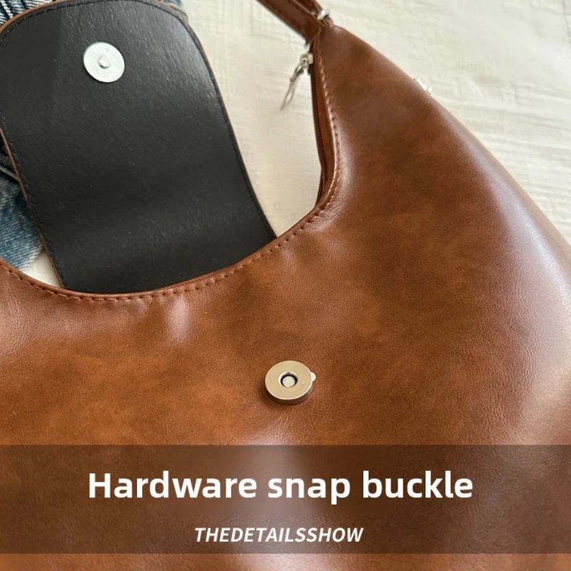 Vintage Hobo-Tragetasche aus weichem Leder mit niedlichem Plüsch-Anhänger, wandelbarer Rucksack, lässige Schultertasche mit großem Fassungsvermögen für Damen – Detail 15