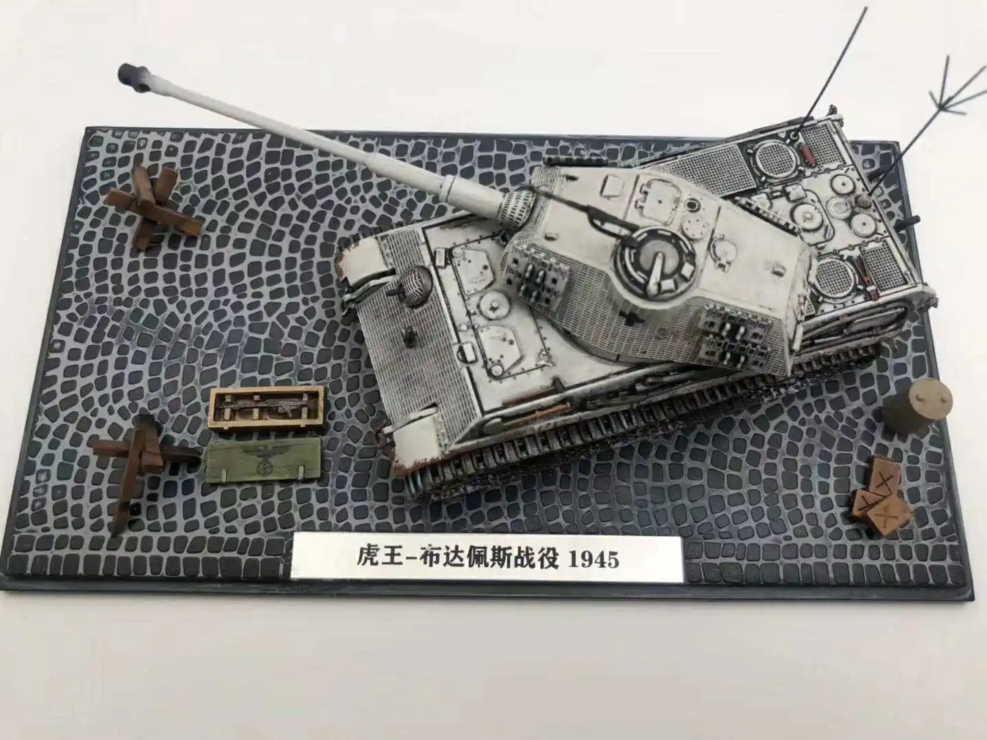 

1/72 Scale German Tiger King Semi-alloy Tank with 8 Accessories Budapest Militarized Combat Tracked Tank Model Toy Gift Display