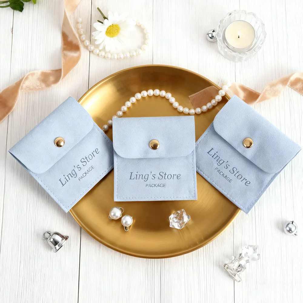 

50 шт., индивидуальный логотип, голубой 8x8 см, бархатная сумка для ювелирных изделий из микрофибры, подарочная упаковка, сумки для хранения, свадебные сувениры, карманы для конфет