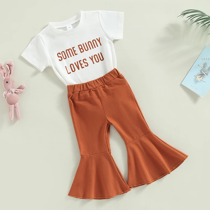 Conjunto de camiseta y pantalones acampanados con estampado gráfico y cuello redondo de manga corta para niñas, conjunto informal elegante para niños pequeños