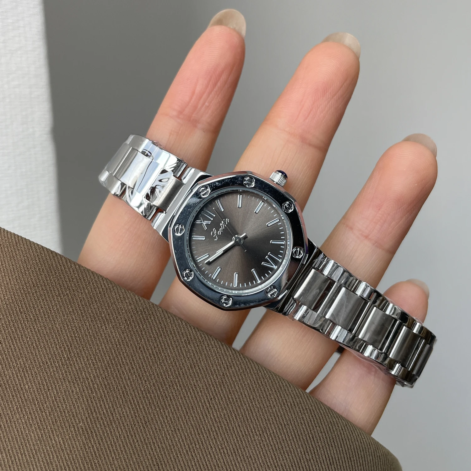 ساعة فضية فاخرة جديدة لعام 2026، ساعة عالية الجودة، إكسسوارات هدايا نسائية عصرية وأنيقة عالية الجودة من الفولاذ المقاوم للصدأ