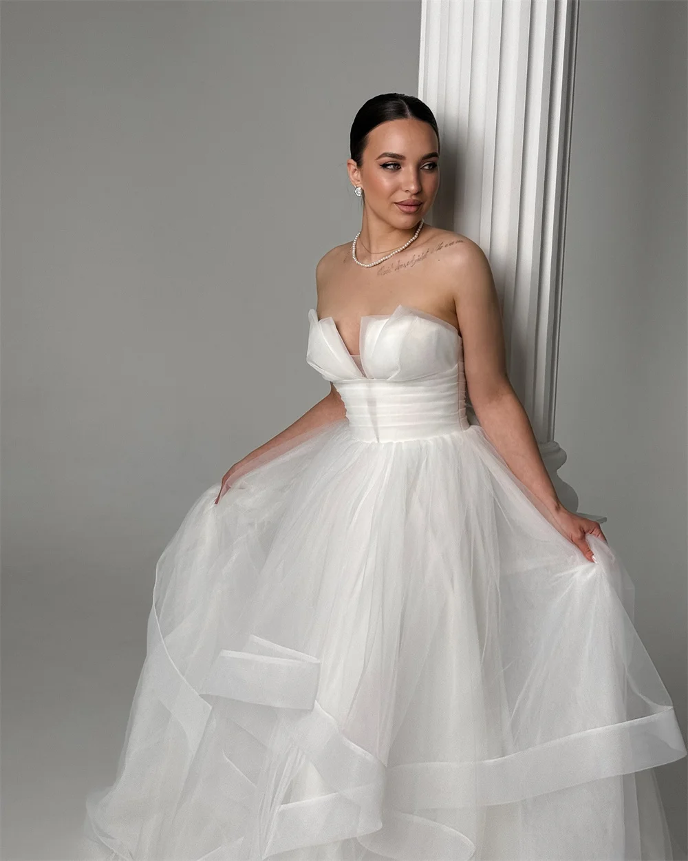 Tokyo Customized White Strapless Wedding Dress Sleeveless Back Lace-Up Elegant Tulle Bridal Gown A-Line Court Train Wedding Gown