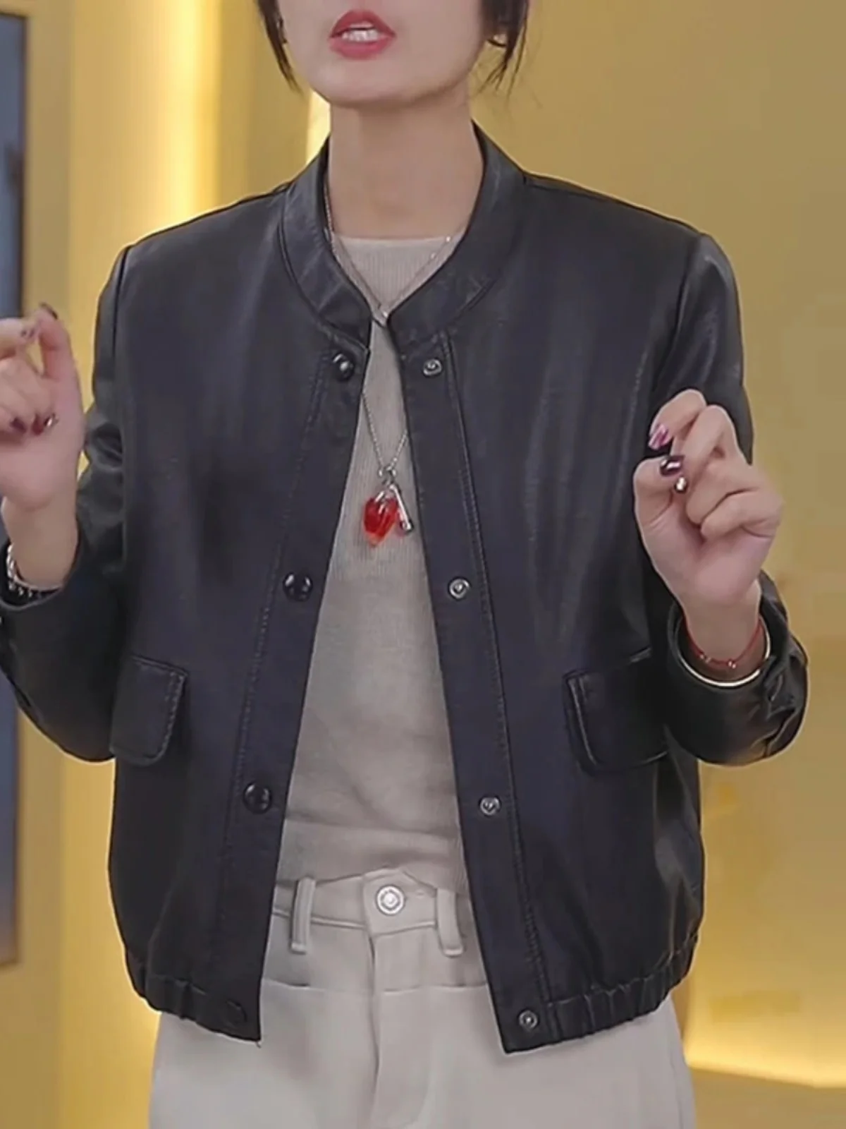 Giacca in Pelle Corta da Donna alla Moda, Monocolore, con Colletto Rialzato, Nuova Collezione Primavera, Slim Fit, Stile Biker