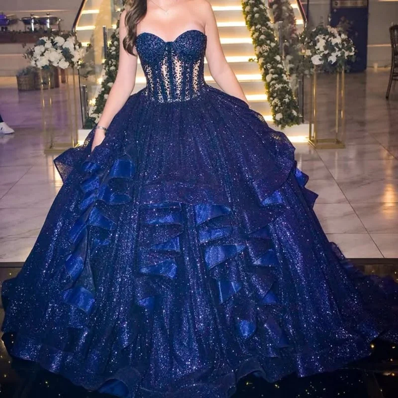 فستان Quinceanera باللون الأزرق الداكن اللامع من الدانتيل بطبقات مكشوفة الأكتاف من التول والكريستال فيستدوس دي 15 Quinceanera ﻿ تخصيص