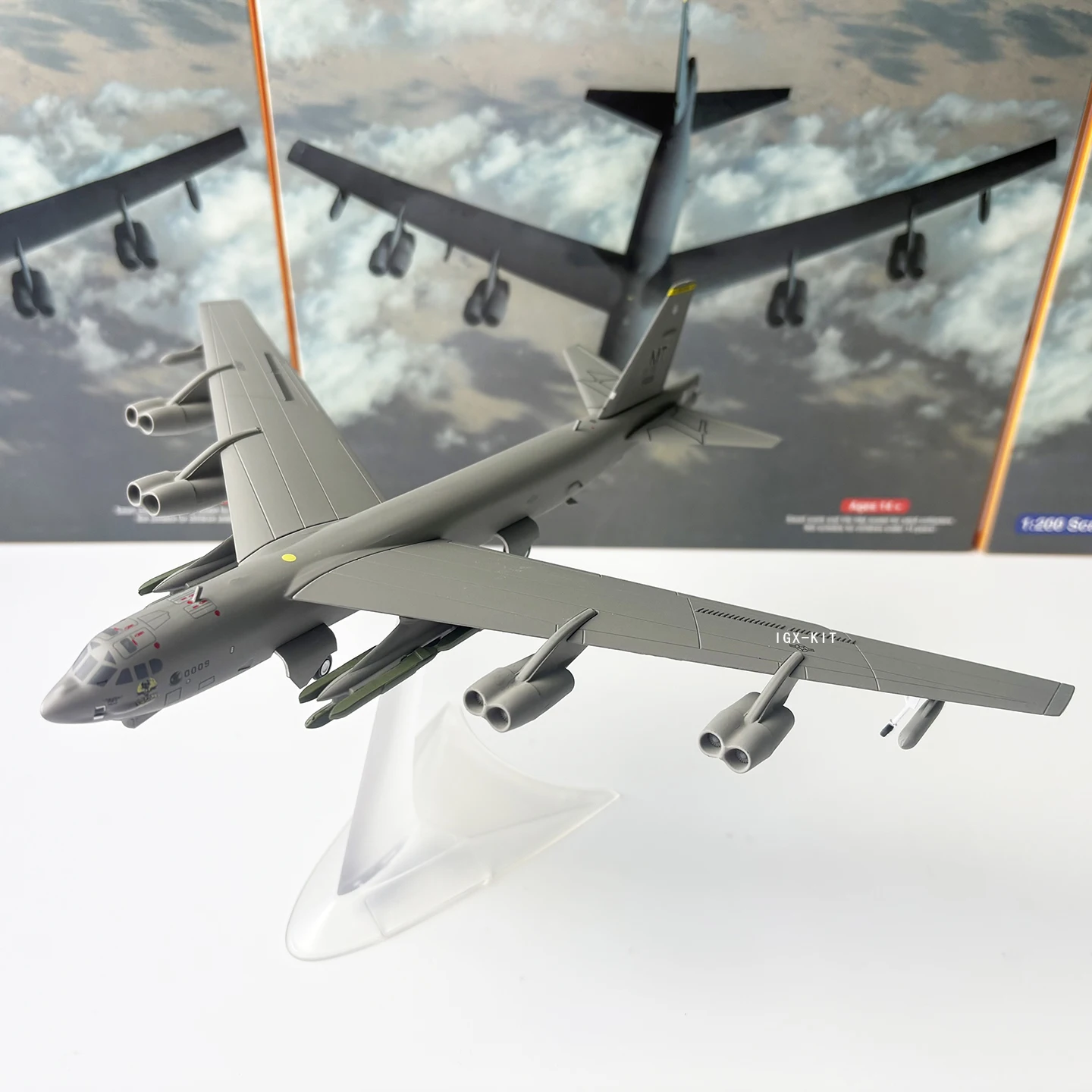 Масштабная модель военного самолета ВВС США B-52H Stratofortress (тяжелый бомбардировщик) 1:200, металлическая, на реактивном двигателе, коллекционная, подарок