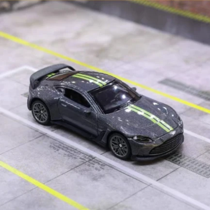 نموذج سيارة مصغر مقاس 1:64 أستون مارتن (V12) مع شارات مفصلة - لعبة مجسمة سيارة قابلة للجمع باللونين الأخضر والرمادي هدية #4