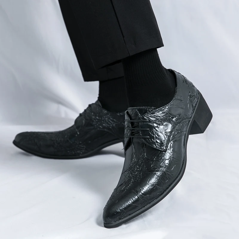 

2025 Brand Men's Pointed Comfortable High Heels Tall Leather Shoes Fashion Carving Lace Up Banquet Party Blok Leather Shoes