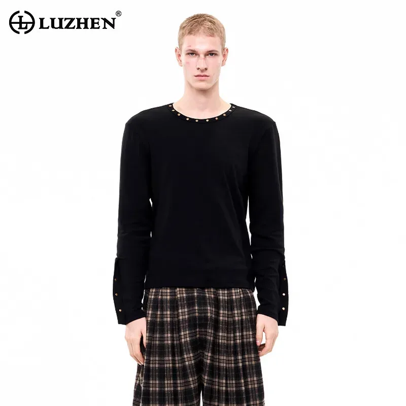 

LUZHEN 2025 осенние новые однотонные футболки с круглым вырезом и заклепками, металлические украшения, футболки с длинными рукавами, мужские стильные топы высокого качества JY4583