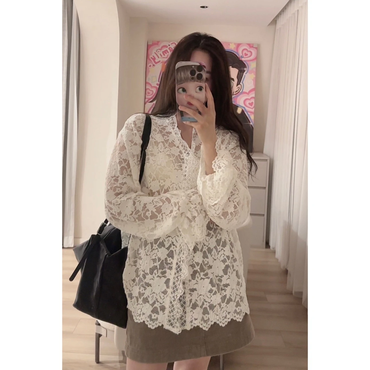 2024 Autumn and winter new high-end hollow V-neck lace base shirt women exquisite temperament design sense loose lace matching