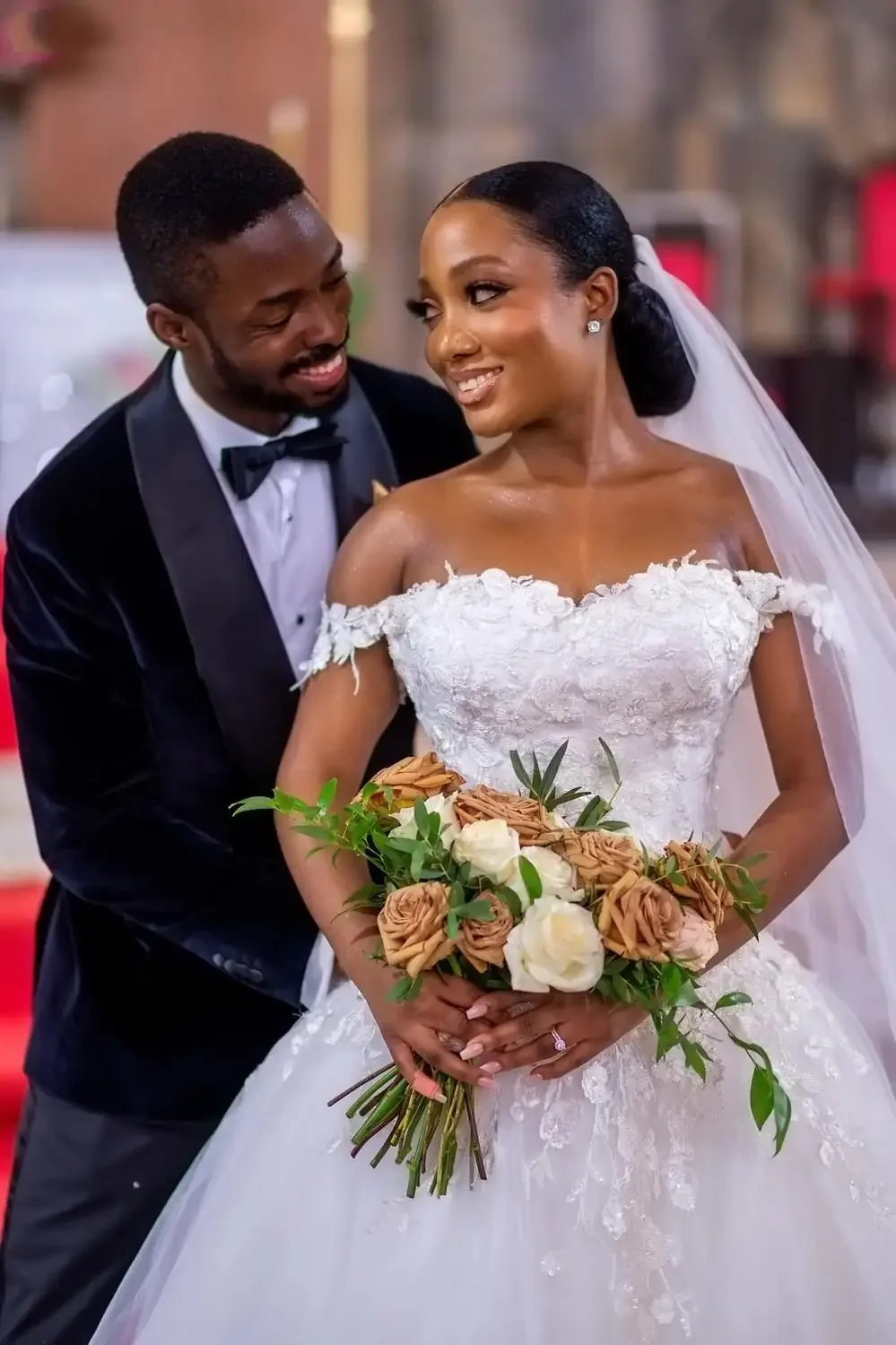 Personalizado fora do ombro rendas apliques vestidos de casamento trem varredura pérolas voltar a linha vestidos de noiva de boda