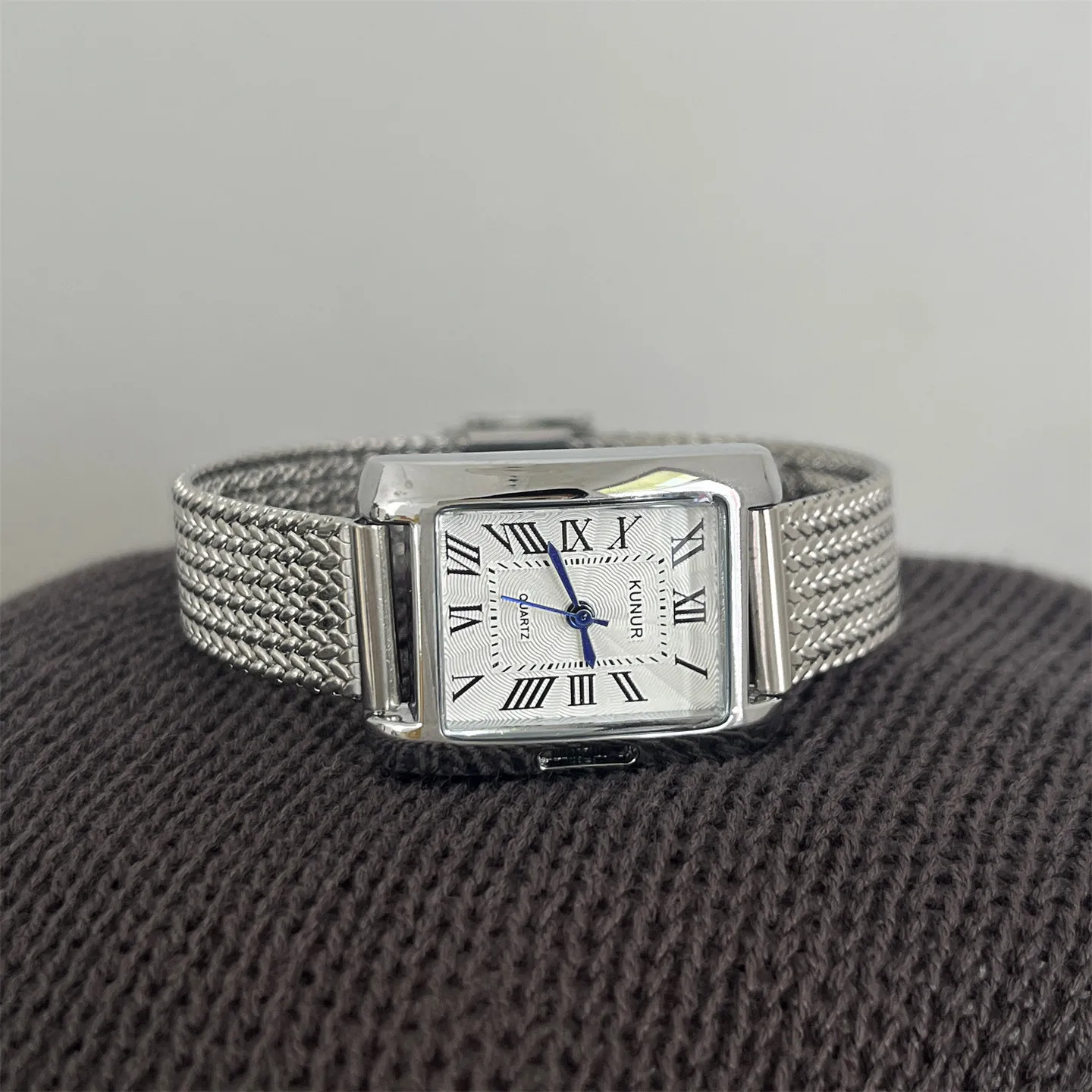 

New Classic And Versatile Square Watch For Women, Featuring A Wheat-Ear Pattern Strap And A Luxurious And Exquisite Gold Chain.