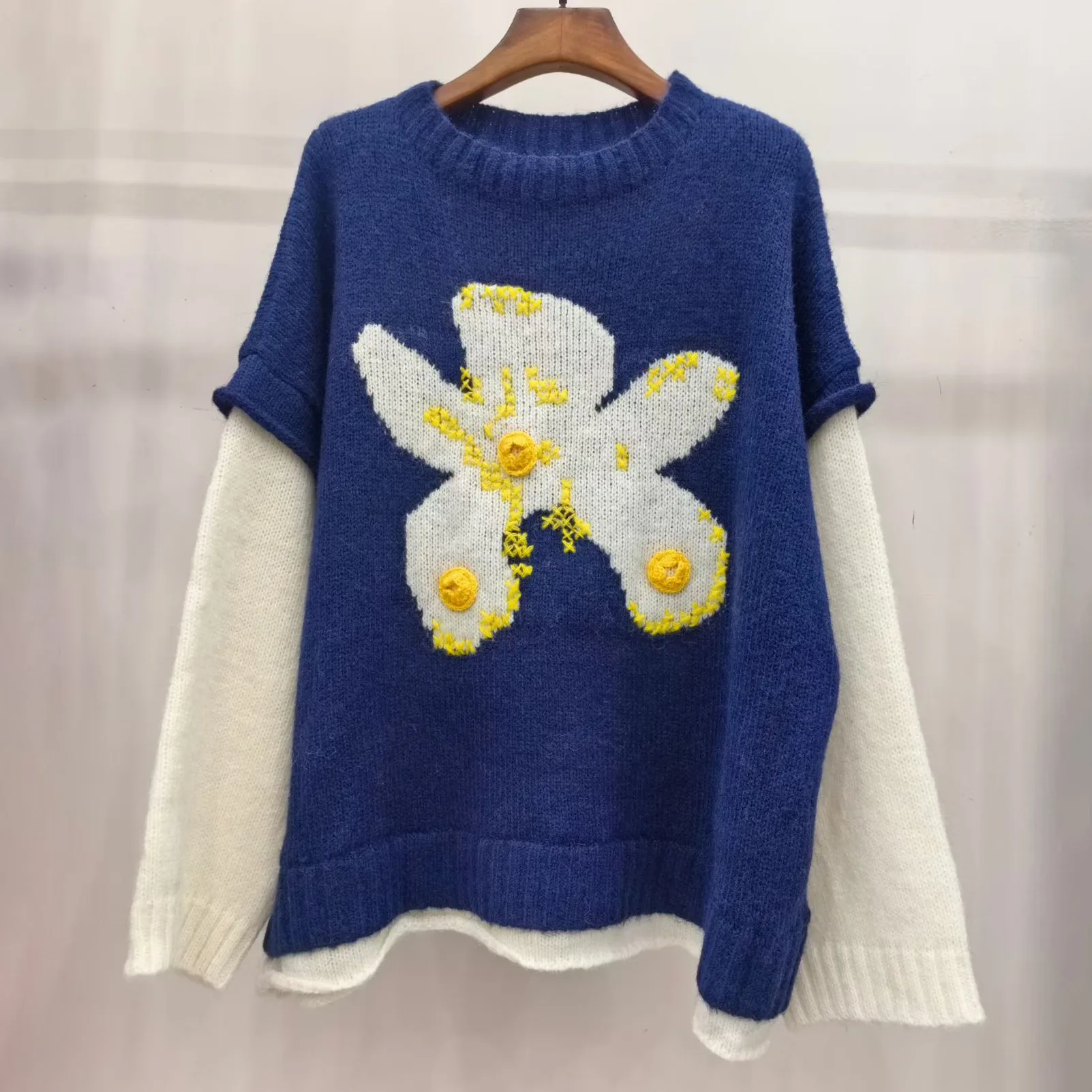 

Синий сращенный вязаный свободный топ с цветочным декором, ленивый сле, искусственный двухсекционный ветер для поездок на работу, осень, новый дизайн, женская мода