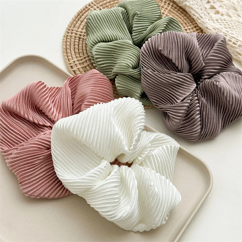 Korean version of romantic pleated hair with a glossy and gentle French vintage hair accessory