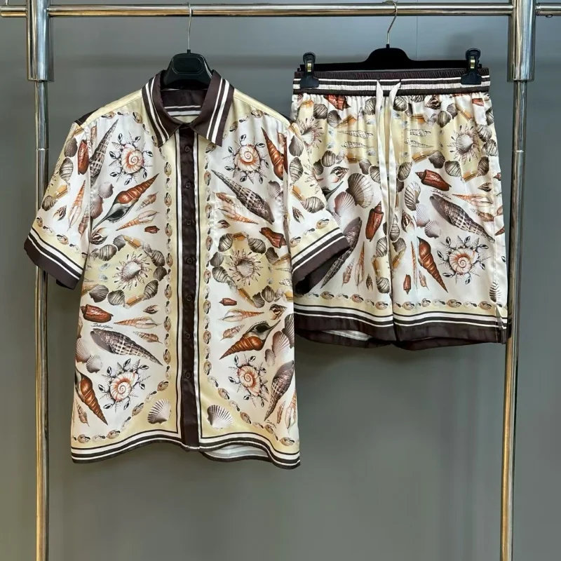 

Модный комплект из шелковой ткани с принтом и узором для мужчин: легкий летний наряд для отпуска, рубашка с коротким рукавом и шорты из полиэстера.