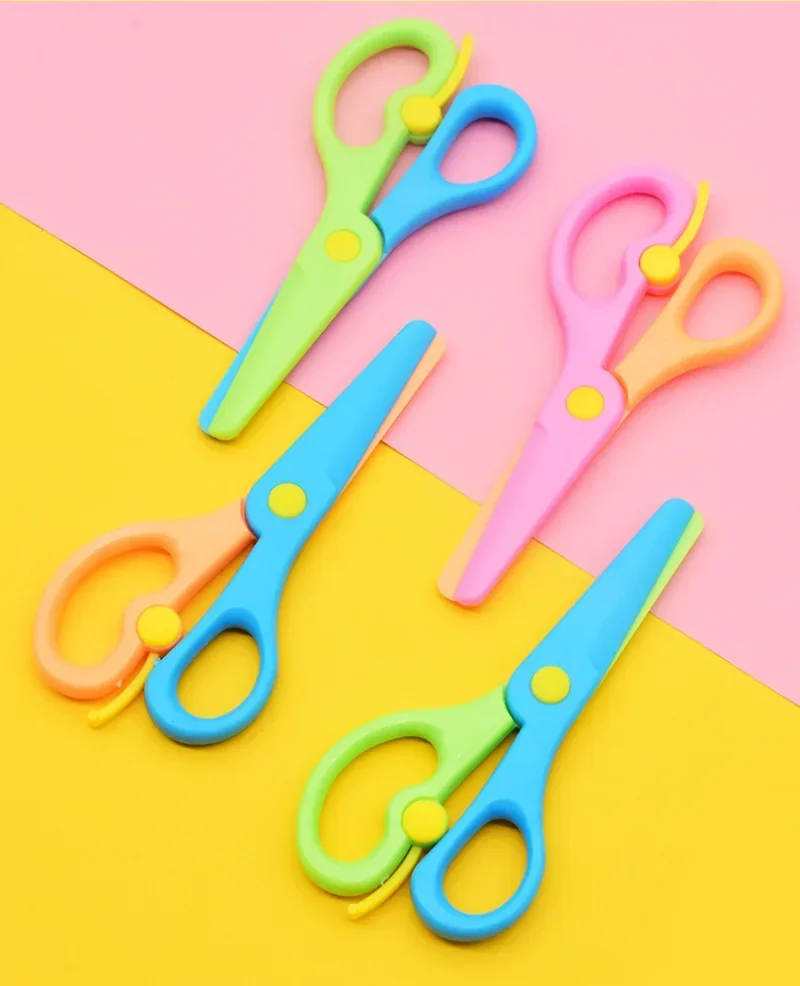 New 1Pcs 137mm Mini Safety Round Head Plastic Scissors Student Kids Paper Cutting Minions Supplies for Kindergarten School