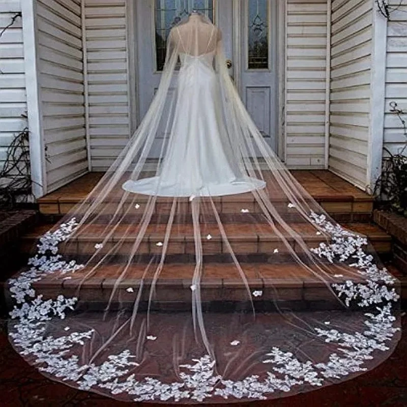 Echtes Foto, 3 m, 4 m, 5 m, einlagiger Hochzeitsschleier mit Kamm, weißer Spitzenrand, Brautschleier, elfenbeinfarbener, applizierter Kathedralen-Hochzeits-Hochzeitsschleier