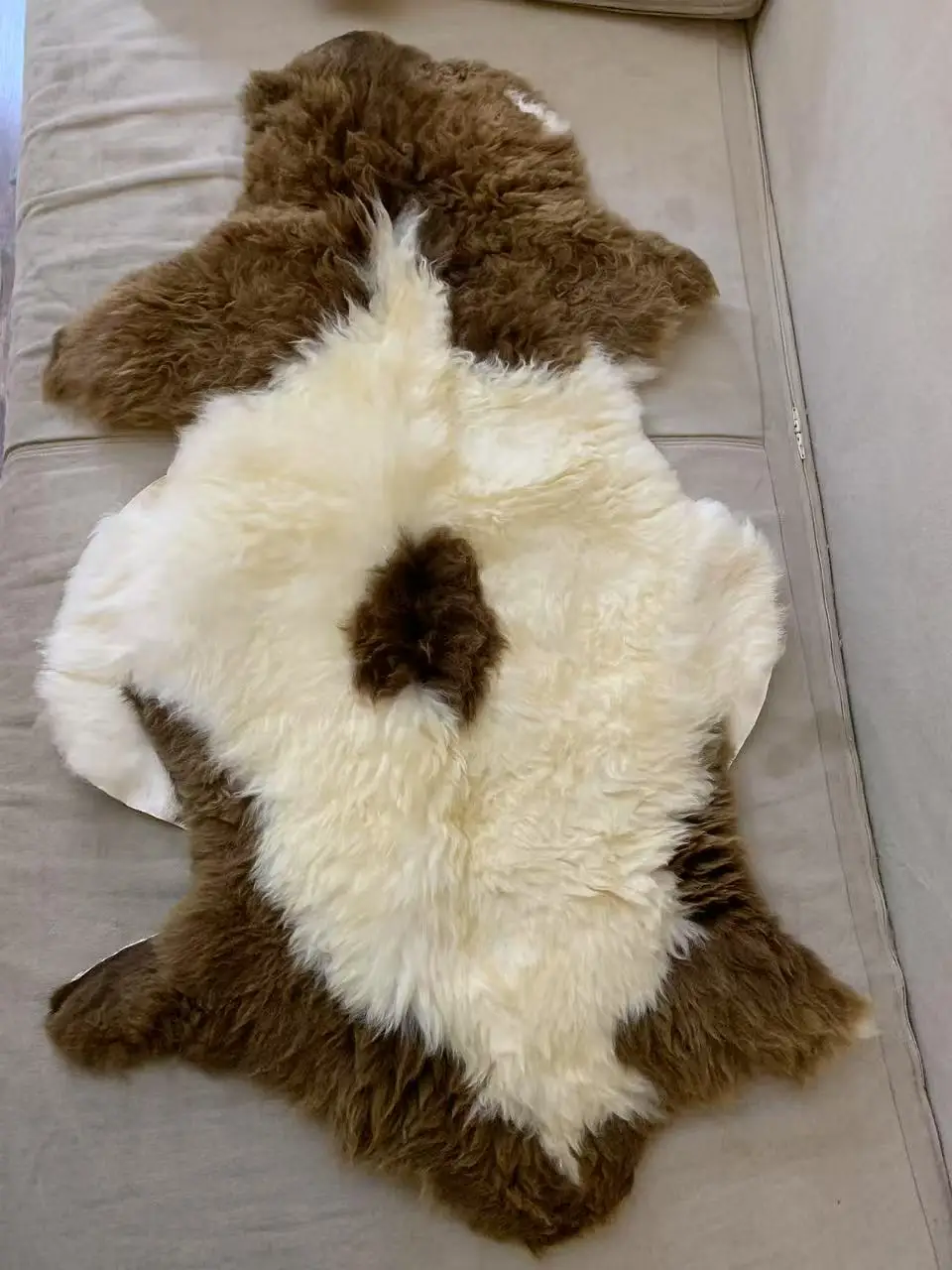 

Белый и коричневый цвет, отбеленная натуральная овечья кожа, уникальный мех, винтажный домашний декор, материал пальто, натуральный мех, коврик для домашних животных