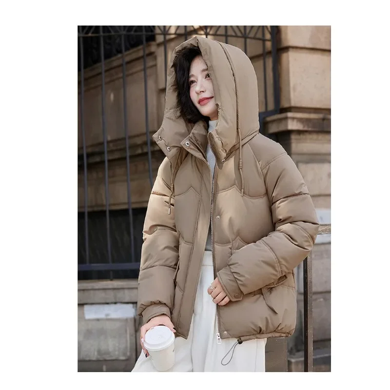 Giacca invernale in cotone corto, ampio e spesso da donna nuova 2024, alla moda e casual, giacca in cotone rosso Internet, alla moda