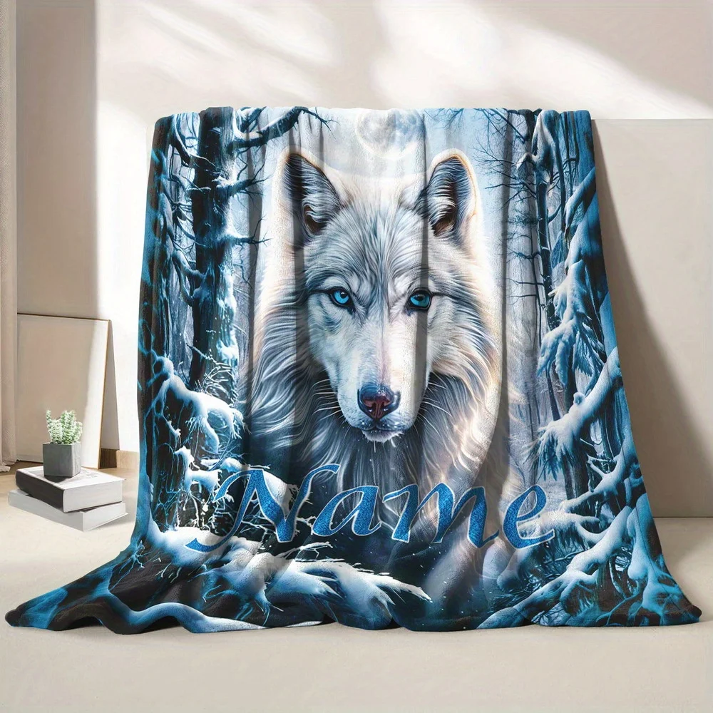 1 بطانية مخصصة تحت عنوان الذئب مع اسم شخصي، مادة الفانيلا الناعمة، تصميم الغابات الشتوية، القمر ورقاقات الثلج #2