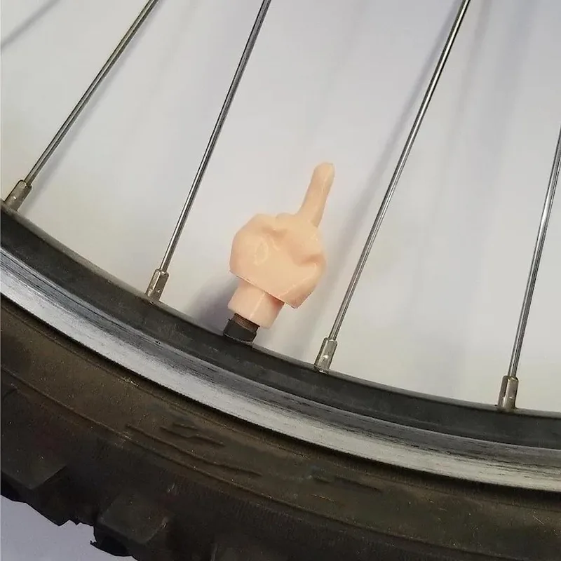 توهج الظلام قضيب صمام الإطارات قبعات مضحك المزحة الجدة اكسسوارات السيارات دراجة نارية السيارات مخصص الديكور ليلة ضوء السلامة جديد