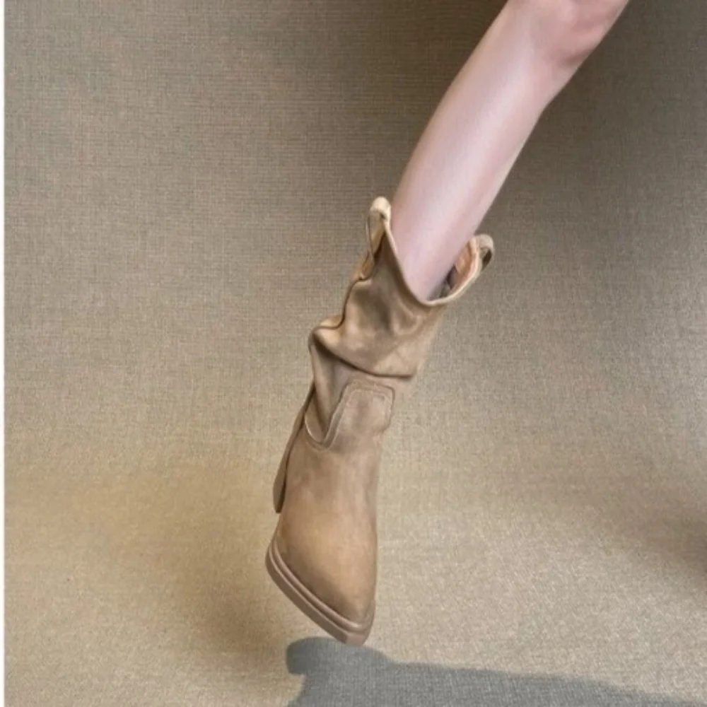 Braune Western-Stiefel mit spitzer Zehenpartie und dickem Absatz für Damen, Slip-On-Stiefel bis zur Mitte der Wade, Damenstiefel mit weitem Bein und plissiertem Flock, Botas Mujer – Detail 4