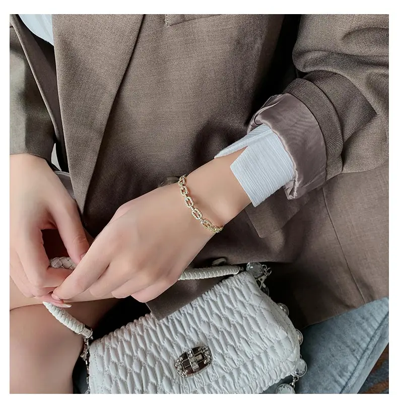 Luxuriöses, mit Mikro-Zirkonen besetztes, 18K vergoldetes Metall-Armband, elegantes Accessoire für Damen, trendiger Schmuck für Weihnachtsfeiern. – Detail 9