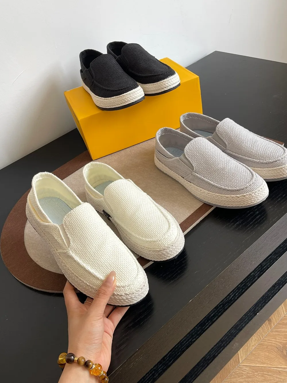 

Дышащие легкие мужские тканевые слипоны без шнурков, модные повседневные тапочки из канваса, удобные, на плоской подошве, с круглым носком, однотонные.