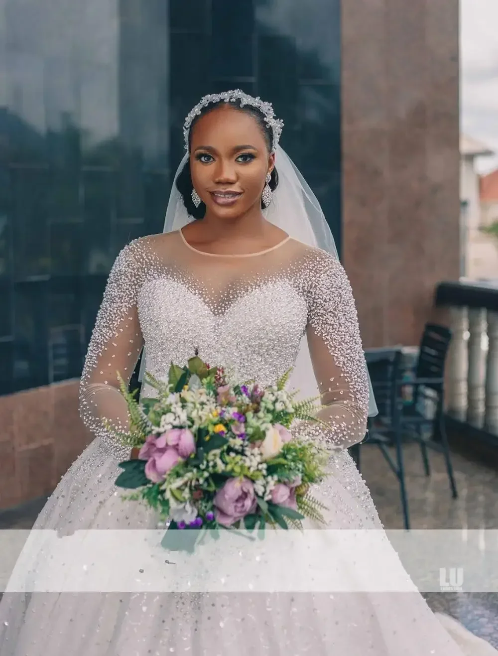 فساتين زفاف فاخرة مخصصة بأكمام طويلة وخرز ترتر كامل ذيل شابيل عربي أفريقي مقاس كبير زي العرائس