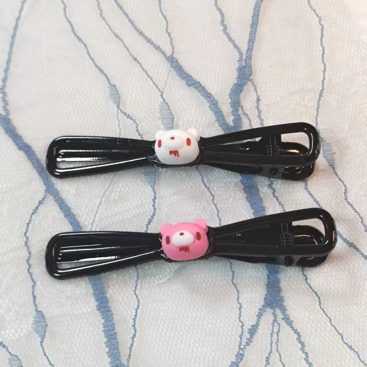 Edgy Bloody Bear Haarspangen – Schwarze Clips mit rosa/weißen Bärenmotiven, fügen Sie kräftige, süße und dunkle Haptik an Frisuren hinzu.