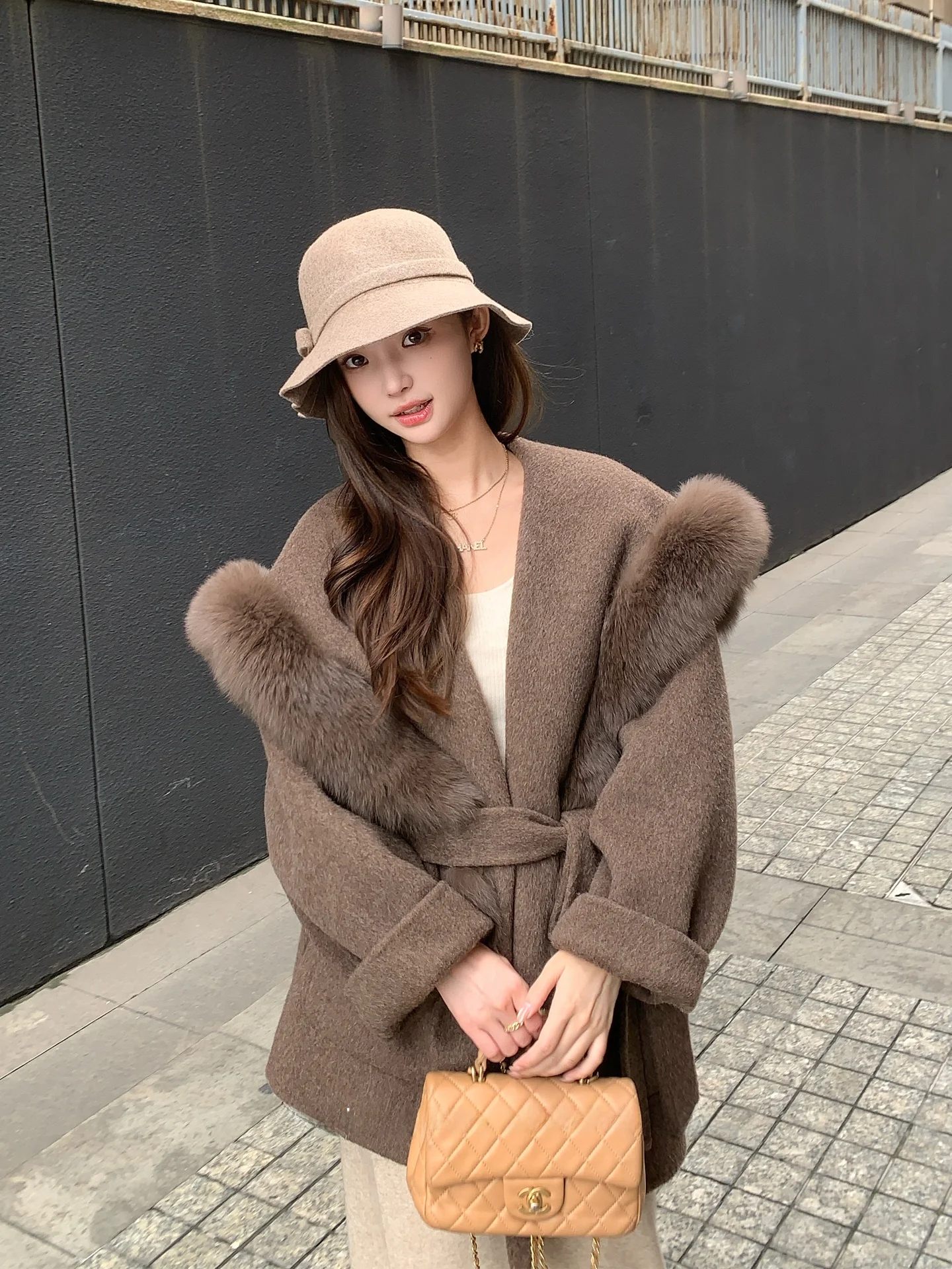 

Пальто женское зимнее 2025 из двусторонней шерсти с меховой отделкой и поясом, свободного кроя, с темно-синим воротником, 90% шерсть, ручная работа