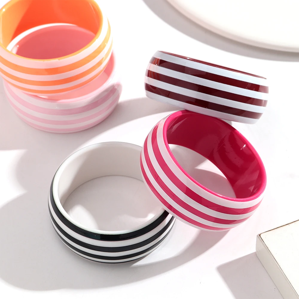 Modische Bunte Harz-Armreifen mit Breiten Streifen für Damen, Geometrische Stapelbare Massive Armreifen, Party-Schmuck Geschenke – Detail 3