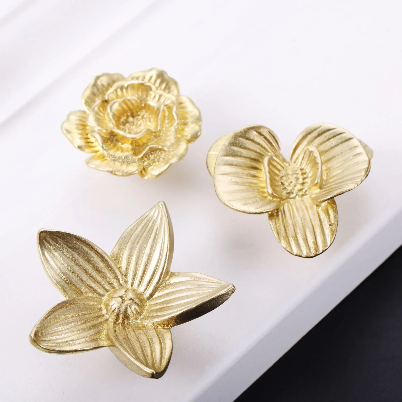 

Brass Gold Flower Shape Cabinet Knobs Art Vintage Furniture Handles Kitchen Wardrobe Cabinet Knobs Drawer Door Pulls with Screws