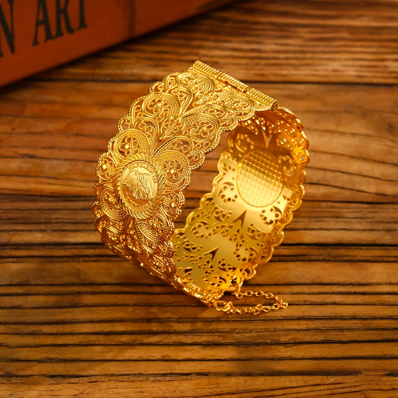 Vintage Münzmuster Manschettenarmband für Damen, Vergoldeter Hohler Metall-Breitarmreif Modischer Statement-Schmuck – Detail 7
