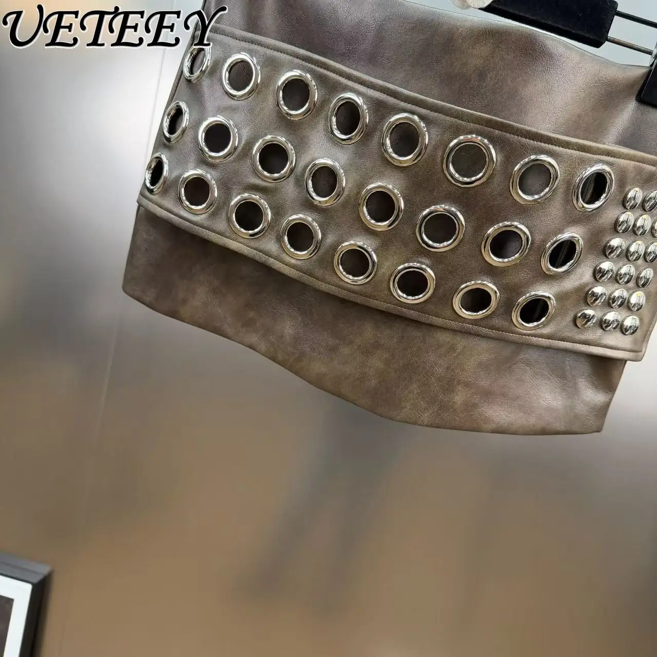 Mini spódniczka z ekoskóry z metalową klamrą, ozdobiona nitami, seksowna, krótka, na wiosnę 2026, z niskim stanem, w stylu hot girl, typu one-step.